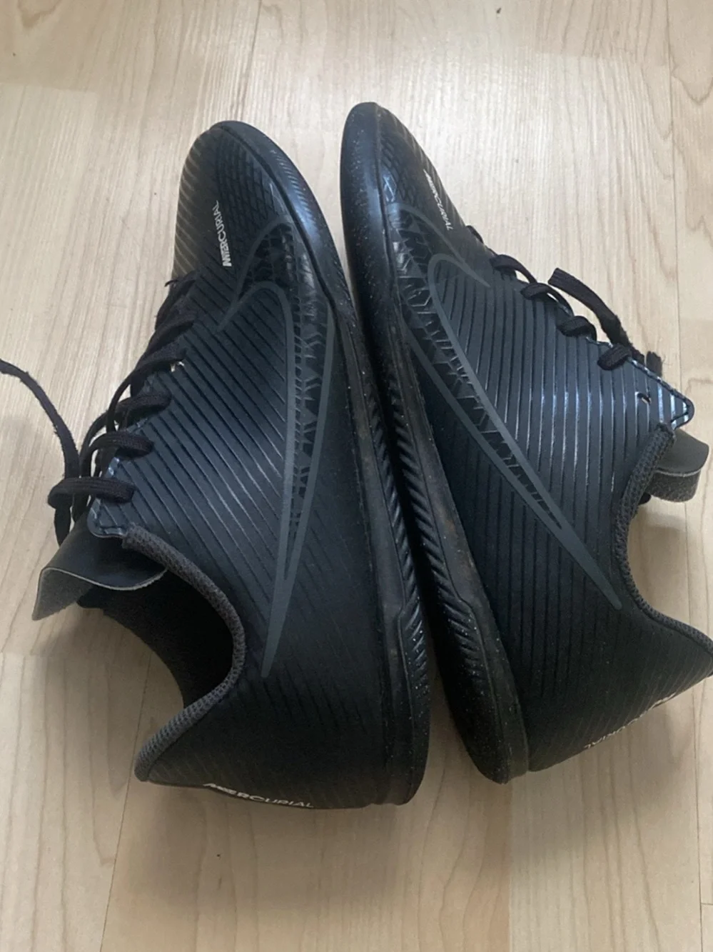 Nike Kids Black Indoor Soccer Sneakers Size 6Y